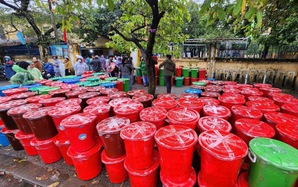 Vì sao người Huế đựng hàng cứu trợ đồng bào lũ lụt Đắk Lắk trong thùng nhựa?