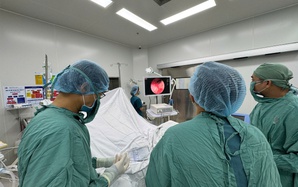 Nghĩ uống nhiều nước để trôi sỏi niệu, một phụ nữ nguy kịch