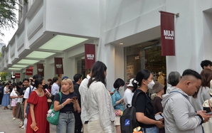 Nhân viên công sở tranh thủ giờ nghỉ trưa đi "săn sale" Black Friday tại TP HCM