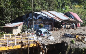 Thiên tai tàn phá nhiều nơi
