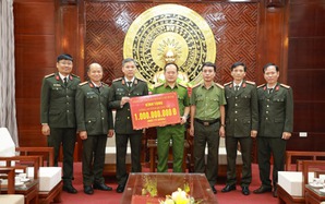 Công an TPHCM trao 1 tỉ đồng hỗ trợ Công an tỉnh Quảng Trị khắc phục thiệt hại mưa lũ