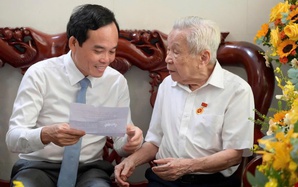 Lãnh đạo TP HCM trao Huy hiệu Đảng cho đảng viên