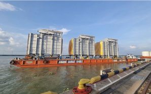 Một doanh nghiệp tài trợ nhiều sà lan làm sân khấu trên sông nước Cần Thơ