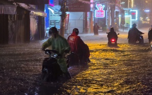 TP HCM: Mưa lớn kéo dài trong đêm, ngập nặng, xe cộ “chết đứng”