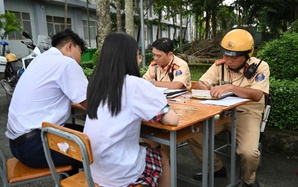 CSGT TP HCM “soi” vi phạm ngay trong bãi xe trường học