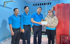 Lãnh đạo LĐLĐ TP HCM chia sẻ với 2 gia đình mất người thân