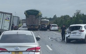 Va chạm liên hoàn trên cao tốc, nhiều xế hộp hư hỏng