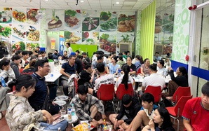 Nhiều siêu thị trở thành trạm sạc điện thoại cho người dân tránh bão