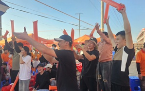 Tham gia "Công xưởng hạnh phúc", nữ công nhân nhảy lên sung sướng khi là người may mắn 