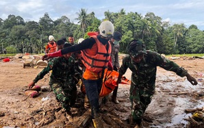 Số người thiệt mạng và mất tích do lũ lụt tăng sốc, Indonesia triển khai tàu chiến