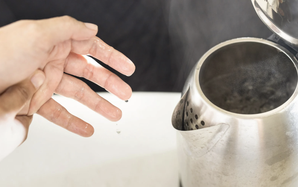 Bé 9 tháng tuổi bỏng 30% cơ thể do kéo dây nguồn ấm siêu tốc