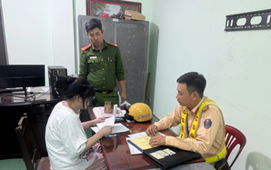 Cái kết cho cô gái trẻ ở TPHCM “chắp tay lạy” khi đang chạy xe máy