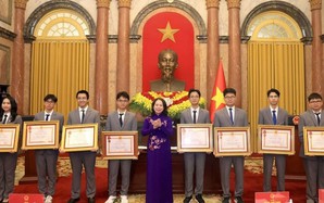 24 học sinh có thành tích xuất sắc nhận Huân chương Lao động
