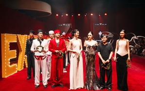 H'Hen Niê thần thái mở màn cho Extra men show 