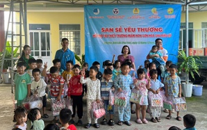 Tài xế xe ôm TPHCM đóng góp, tặng quà học sinh vùng lũ