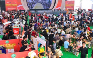 Sáng cuối tuần, trung tâm TPHCM đông nghẹt người đến thưởng thức phở 3 miền