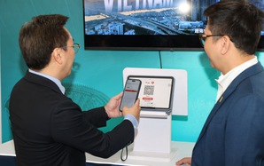 Du khách Trung Quốc uống cà phê Highland, đi siêu thị có thể quét mã QR tại Việt Nam