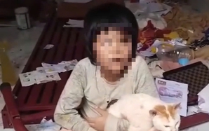 Chia sẻ nhói lòng của người dượng về 2 cháu bé bị xích, nhốt