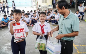 Những cuốn tập trắng yêu thương gửi đến Chương trình "Triệu tập vở cho học sinh vùng bị thiên tai"