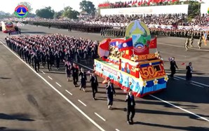 Diễu binh, diễu hành trọng thể kỷ niệm 50 năm Quốc khánh Lào