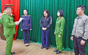 Hai cán bộ thuế bị bắt