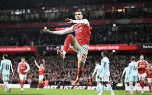 Đánh bại Brentford, Arsenal giữ vững ngôi đầu Ngoại hạng