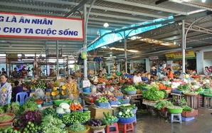 "Làm mới" chợ truyền thống