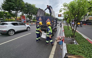 Báo Người Lao Động đăng, phường cho dọn 1 tấn rác trên đường Phạm Văn Đồng