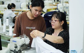 Giảng viên và sinh viên "tăng ca" may đồng phục cho học sinh vùng lũ