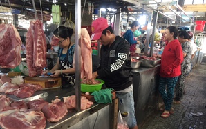 Giá heo hơi hôm nay, 4-12: Heo về chợ đột ngột giảm mạnh