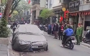 Cẩu, kéo ô tô phủ bạt "nằm lì" 4 năm trên phố Bát Sứ