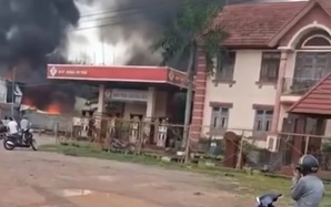 Cháy nhà kho sát cây xăng ở TPHCM