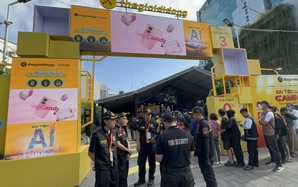 Xếp hàng từ sáng sớm để "săn" điện thoại, laptop giảm giá