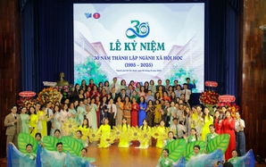 Khoảnh khắc xúc động tại lễ kỷ niệm 30 năm ngành xã hội học Trường ĐH KHXH&NV TPHCM