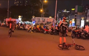 Xử lý hai thiếu niên bốc đầu xe đạp ở trung tâm TPHCM