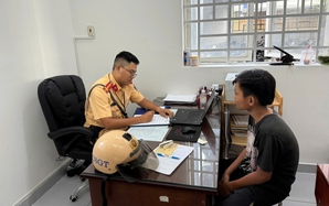 Bốc đầu xe máy để đăng mạng xã hội, thiếu niên ở TPHCM bị tịch thu luôn xe