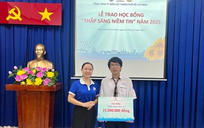 EVNHCMC “Thắp sáng niềm tin” cho học sinh hiếu học