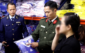 Phát hiện điểm kinh doanh không phép, chứa gần 6.500 bộ quần áo giả hàng hiệu