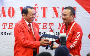 Bộ trưởng Nguyễn Văn Hùng thăm và động viên tuyển U22 Việt Nam tại SEA Games 33