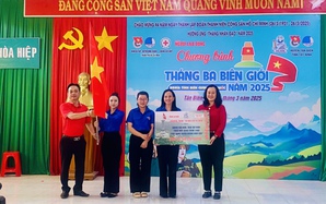 Báo Người Lao Động tặng cờ Tổ quốc ở Tây Ninh