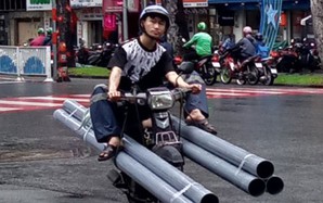 "Làm xiếc" trên đường