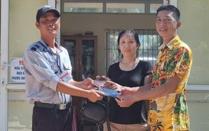 Dùng máy dò kim loại, tìm được thứ quý giá đánh rơi của một nữ du khách