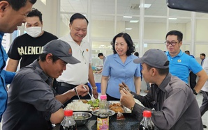 Lãnh đạo Tổng LĐLĐ Việt Nam cùng dự "Bữa cơm Công đoàn" với công nhân