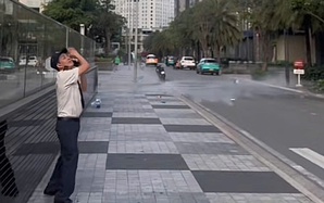 Vì sao một thanh niên ném 3 bình nước loại 21 lít từ tầng 26 xuống đất?