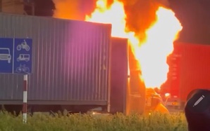 CLIP: Lửa cháy dữ dội, tài xế xe container ở TP HCM hô hoán người dân ứng cứu