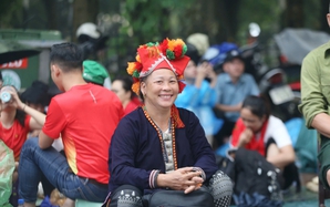 Gia đình người dân tộc Dao Đỏ từ Lào Cai về Thủ đô xem diễu binh, xúc động khi được "tiếp tế"