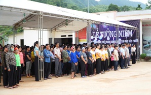 Xúc động lễ tưởng niệm một năm ngày mất của 67 nạn nhân Làng Nủ