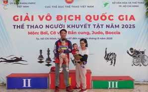 Chuyện tình của đôi vợ chồng đường bơi khuyết tật