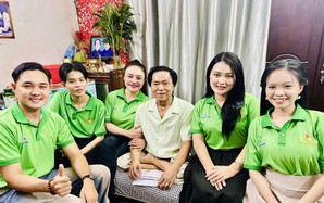 5 thí sinh "Chuông vàng vọng cổ" đến thăm NSƯT nhạc sĩ Hoàng Thành