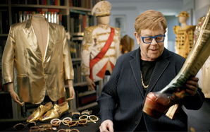 Danh ca Elton John tiết lộ mối liên kết sâu sắc và bền vững với vàng